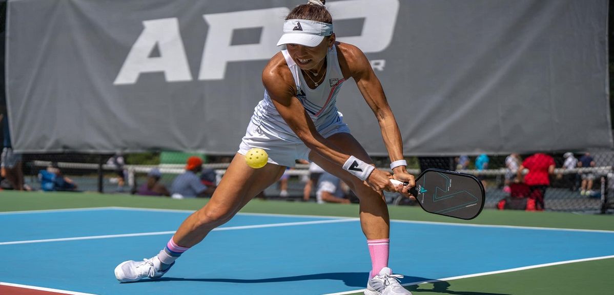 two-handed-backhand-in-pickleball